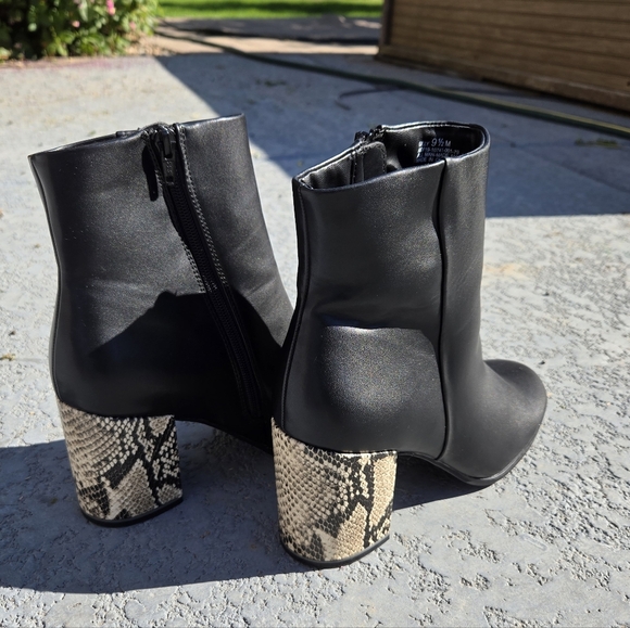 Andrew Geller Sz 9.5 Black Ankle Boots with Snake Print Heel. Vegan